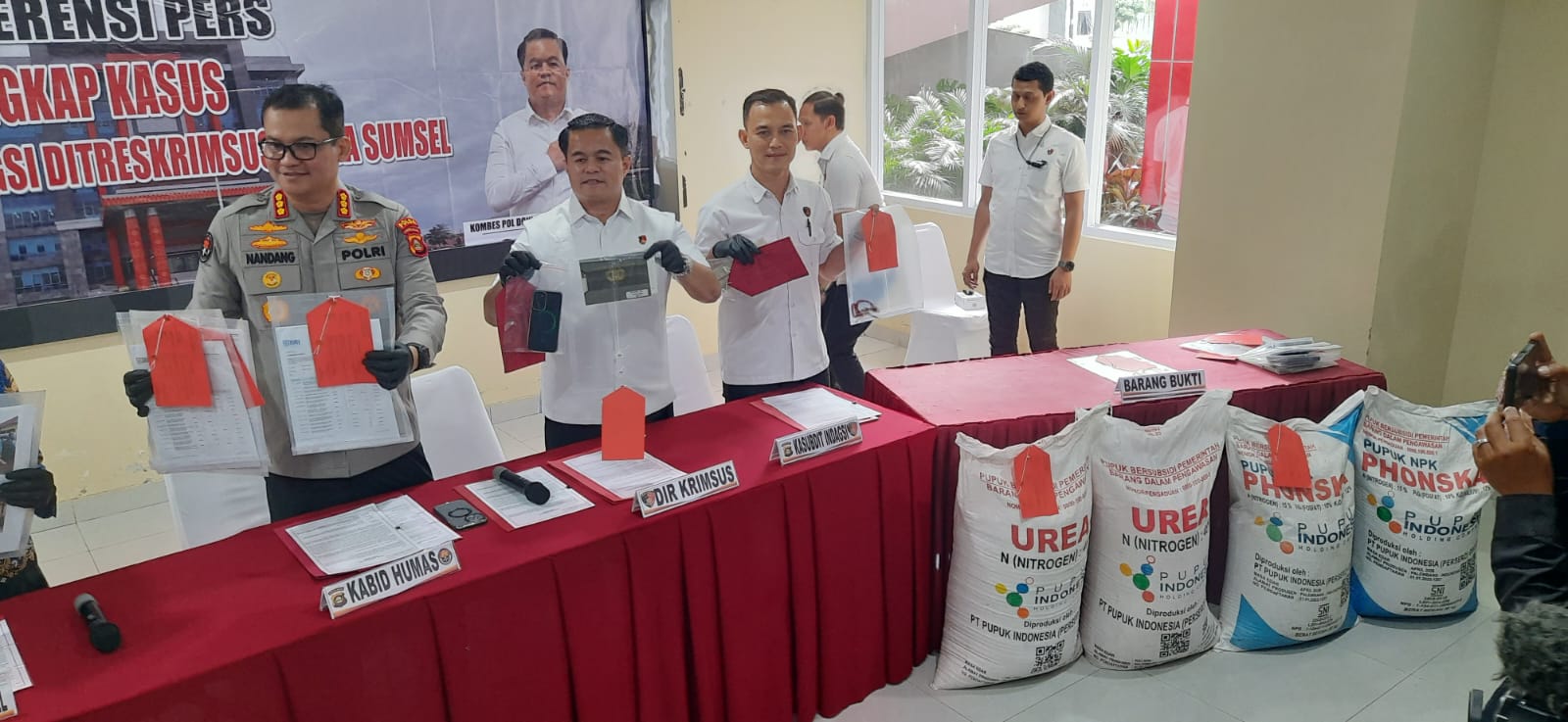 Polda Sumsel Bongkar Penyelewengan 14 Ton Pupuk Subsidi di OKI, Delapan Pelaku Diamankan