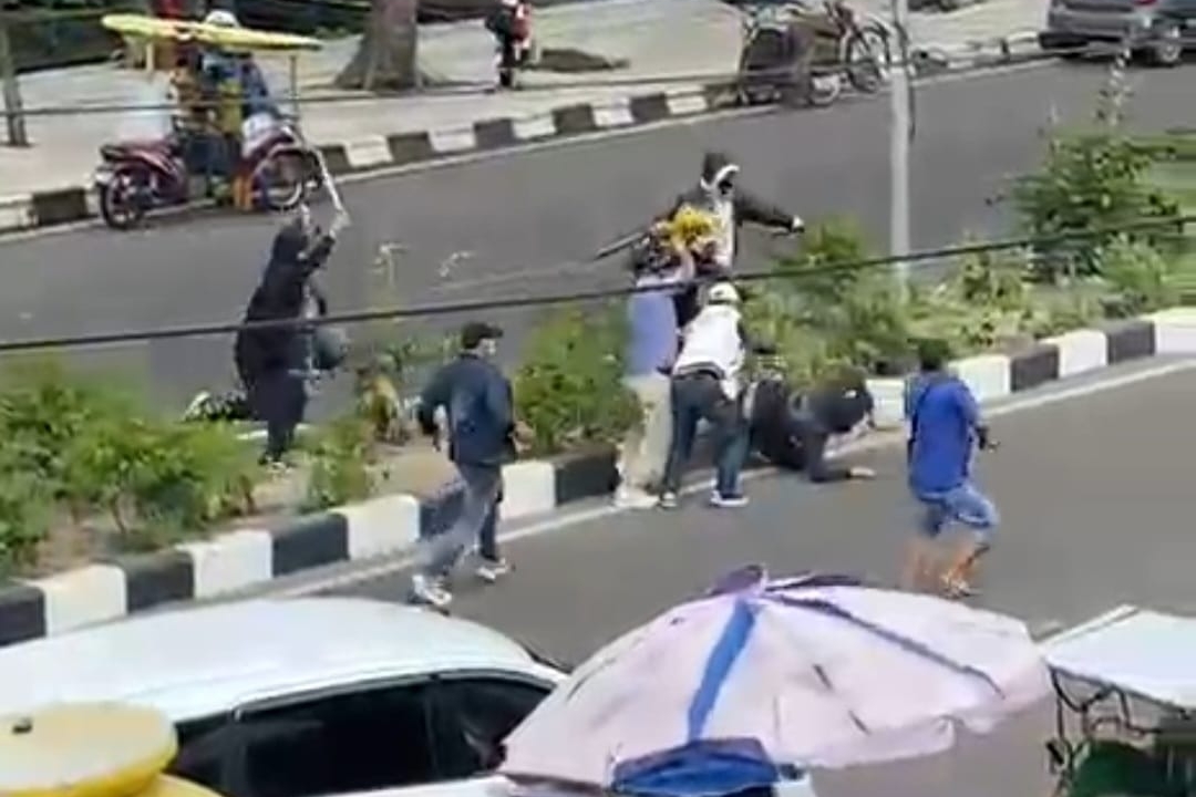 Bentrok Bersenjata Tajam Gegerkan Depan PS Mall Palembang, Seorang Pria Jadi Korban