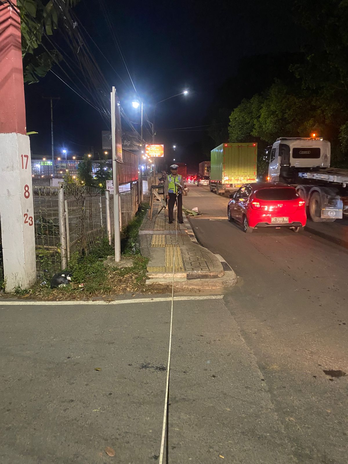 Diduga Hindari Mobil, Pemotor Perempuan Tewas Diserempet Truk Fuso di Alamsyah Ratu Perwiranegara