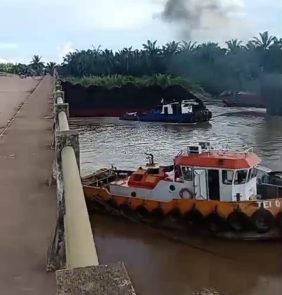 Tongkang Batubara Hantam Tiang Jembatan PTPN VII di Banyuasin, Warga Desak Tanggung Jawab Agen Kapal