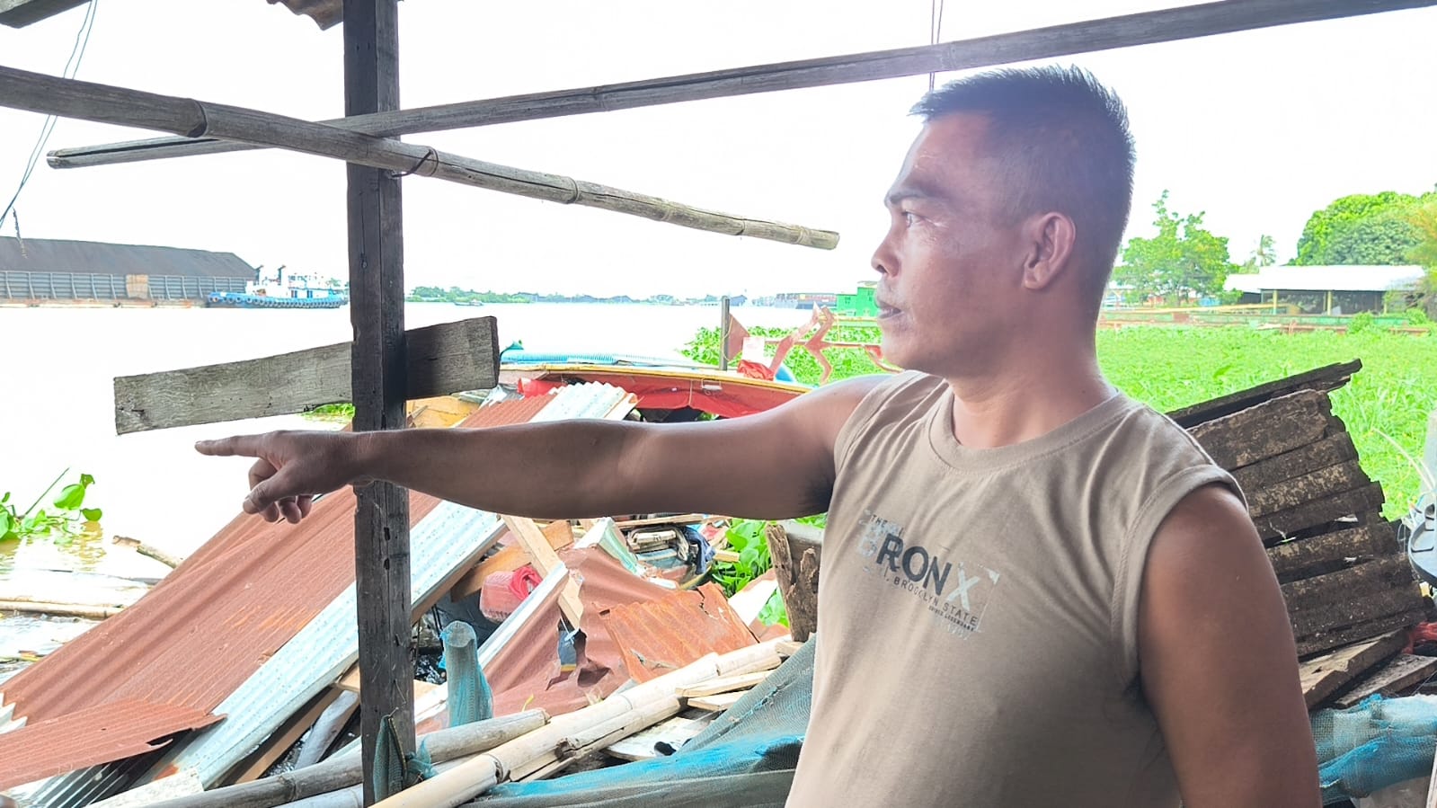 Tongkang Hantam Permukiman di Gandus, Dua Rumah dan Getek Warga Hancur