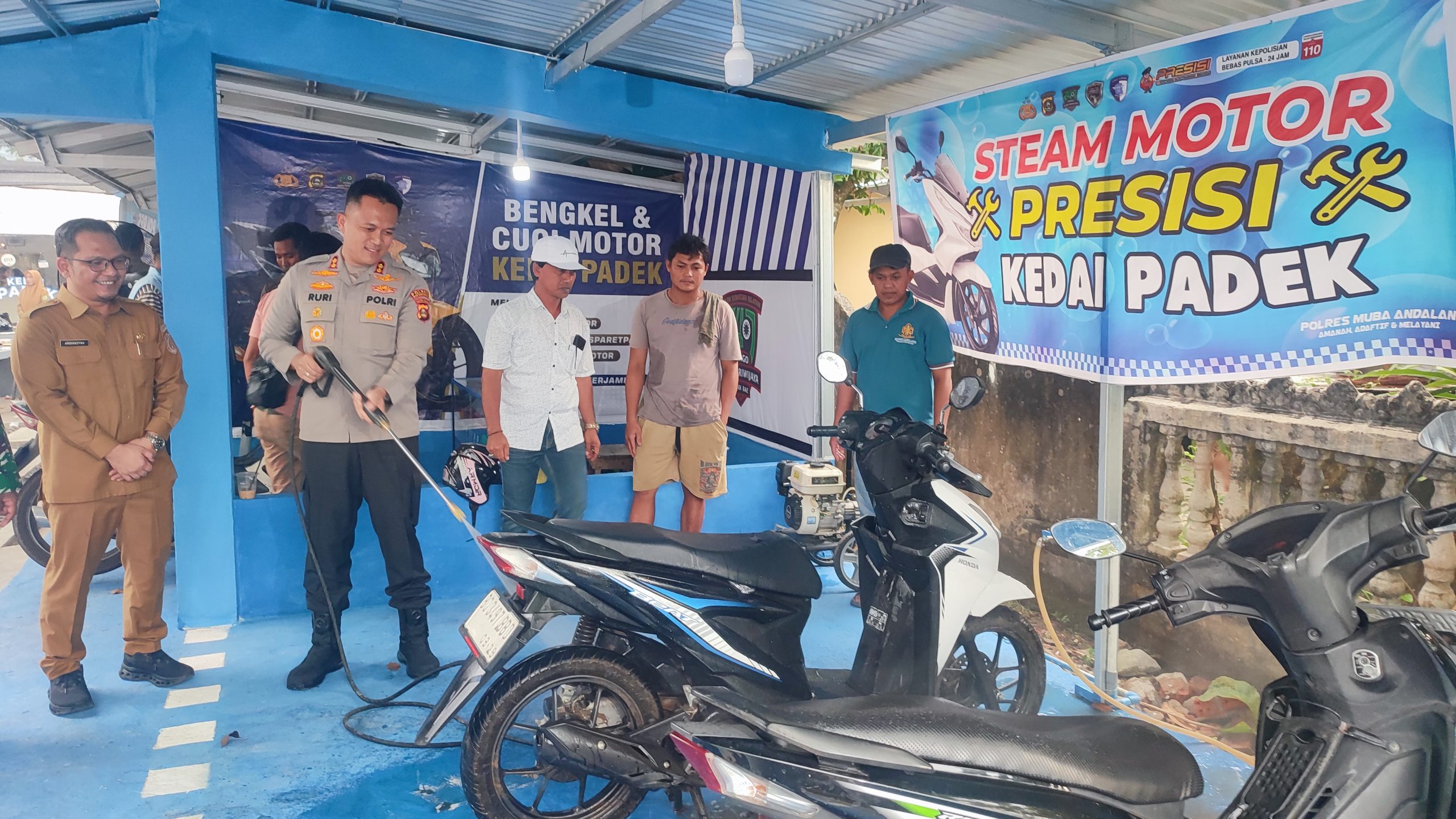 Polres Muba Hadirkan “Kedai Padek”, Driver Ojek Nikmati Layanan Gratis dari Cek Kesehatan hingga Ganti Oli