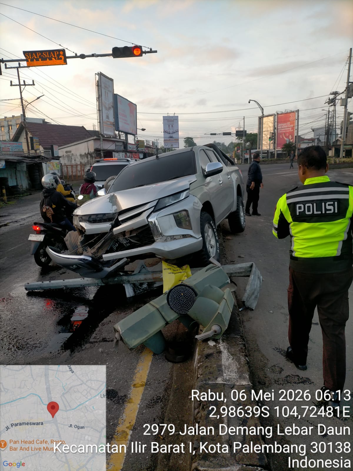 Diduga Microsleep, Triton Tabrak Tiang Lampu Merah di Demang Lebar Daun hingga Roboh