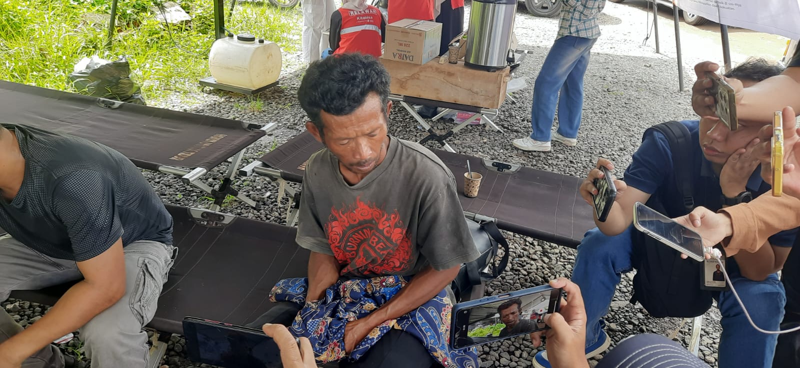 Tangis Hambali Pecah di RS Bhayangkara, Anak, Menantu dan Cucu Tewas dalam Tragedi Bus ALS