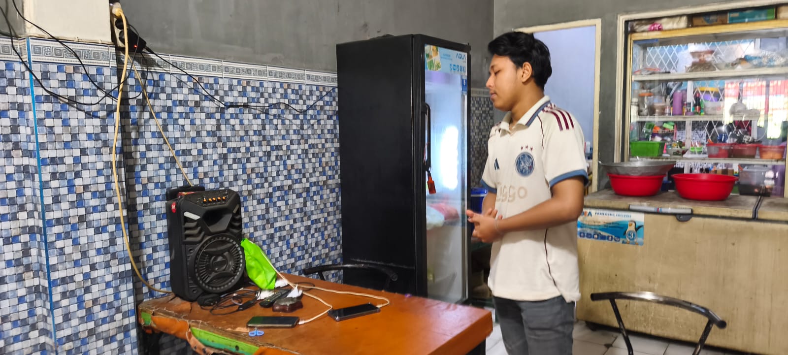 Todongkan Pistol dan Ancam Tembak Kepala, Perampok Gasak Dua Ponsel di Warung Bakso Palembang