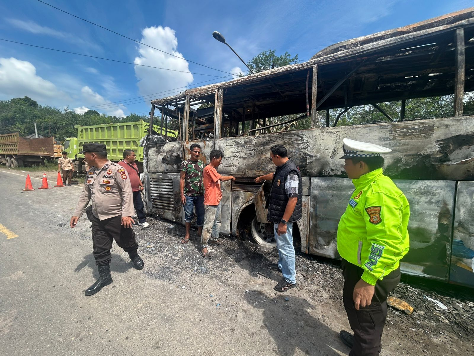 Berawal dari Pecah Ban, Bus Palala Hangus di KM 198 Jalan Lintas Palembang–Jambi