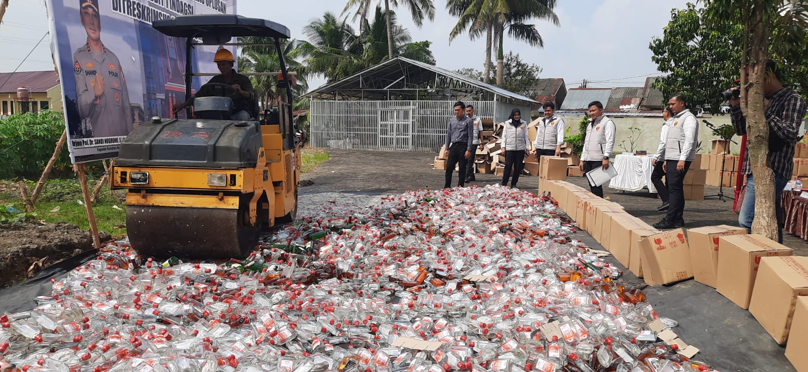 20 Ribu Botol Miras Oplosan Dimusnahkan Polda Sumsel, Empat Tersangka Masih Jalani Proses Hukum