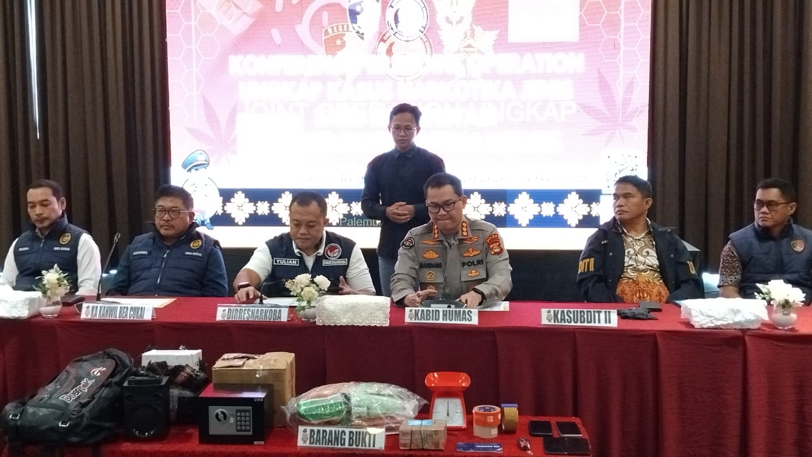 Polda Sumsel Bongkar Jaringan Narkoba via Ekspedisi, IRT Penyuplai Ekstasi Ditangkap