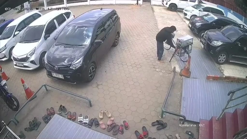 Sepeda Penjual Pempek Keliling Dicuri di Halaman Masjid, Aksi Pelaku Terekam CCTV