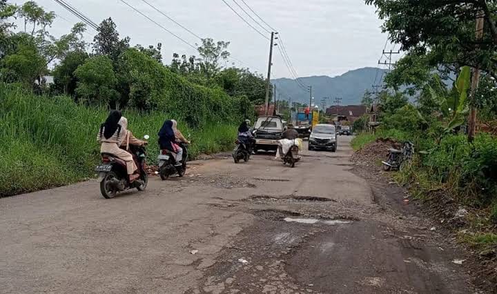 Bertahun-tahun Rusak, Jalan Lintas Pagar Alam-Lahat Tuai Keluhan, Warga Desak Perbaikan Total