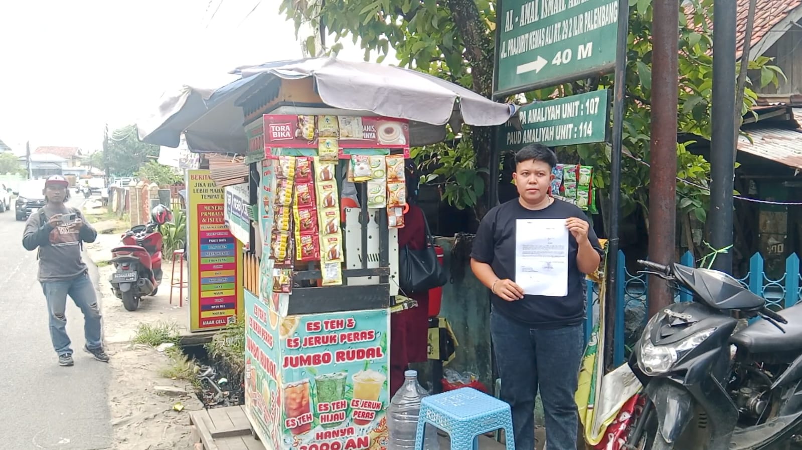 Terekam CCTV, Pria Berkaos Polisi Diduga Gelapkan Motor Pedagang Es di Ilir Timur II