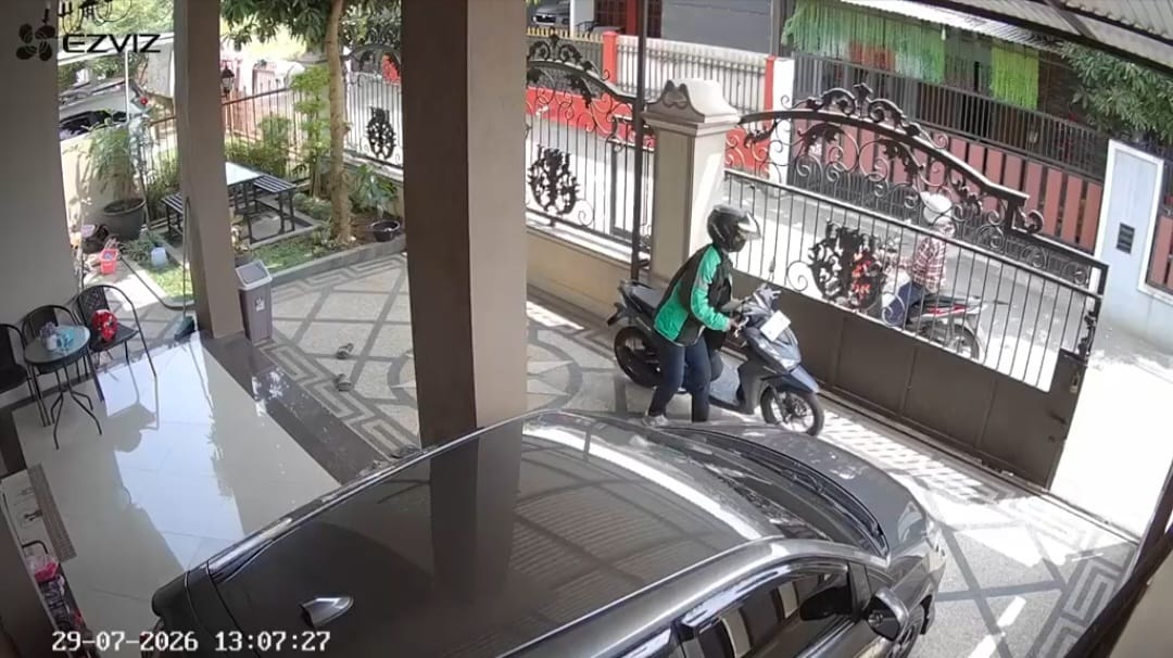 Aksi Curanmor Siang Bolong di Palembang, Pelaku Berjaket Ojol Gasak Motor Korban