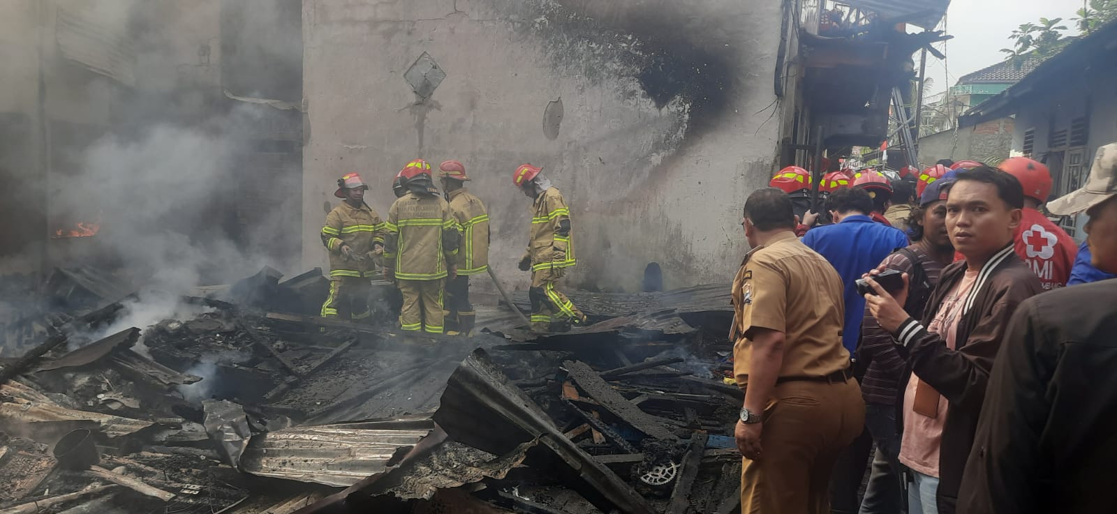 Kebakaran di Boom Baru Palembang, Warga Turun Tangan Bantu Petugas