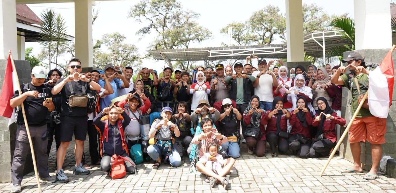 Tim Sidoarjo Bersiap Bentangkan Merah Putih 2.026 Meter di Puncak Gunung Dempo