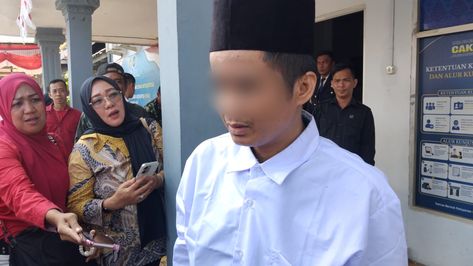 Sujud Syukur di Pintu Lapas, Napi Kasus Pembunuhan Bebas Berkat Remisi HUT RI