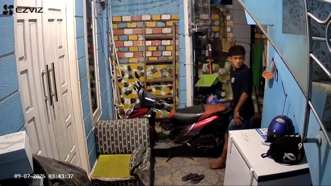 CCTV Rekam Aksi Dua Pelaku Gondol Motor dari Rumah Warga Sukawinatan