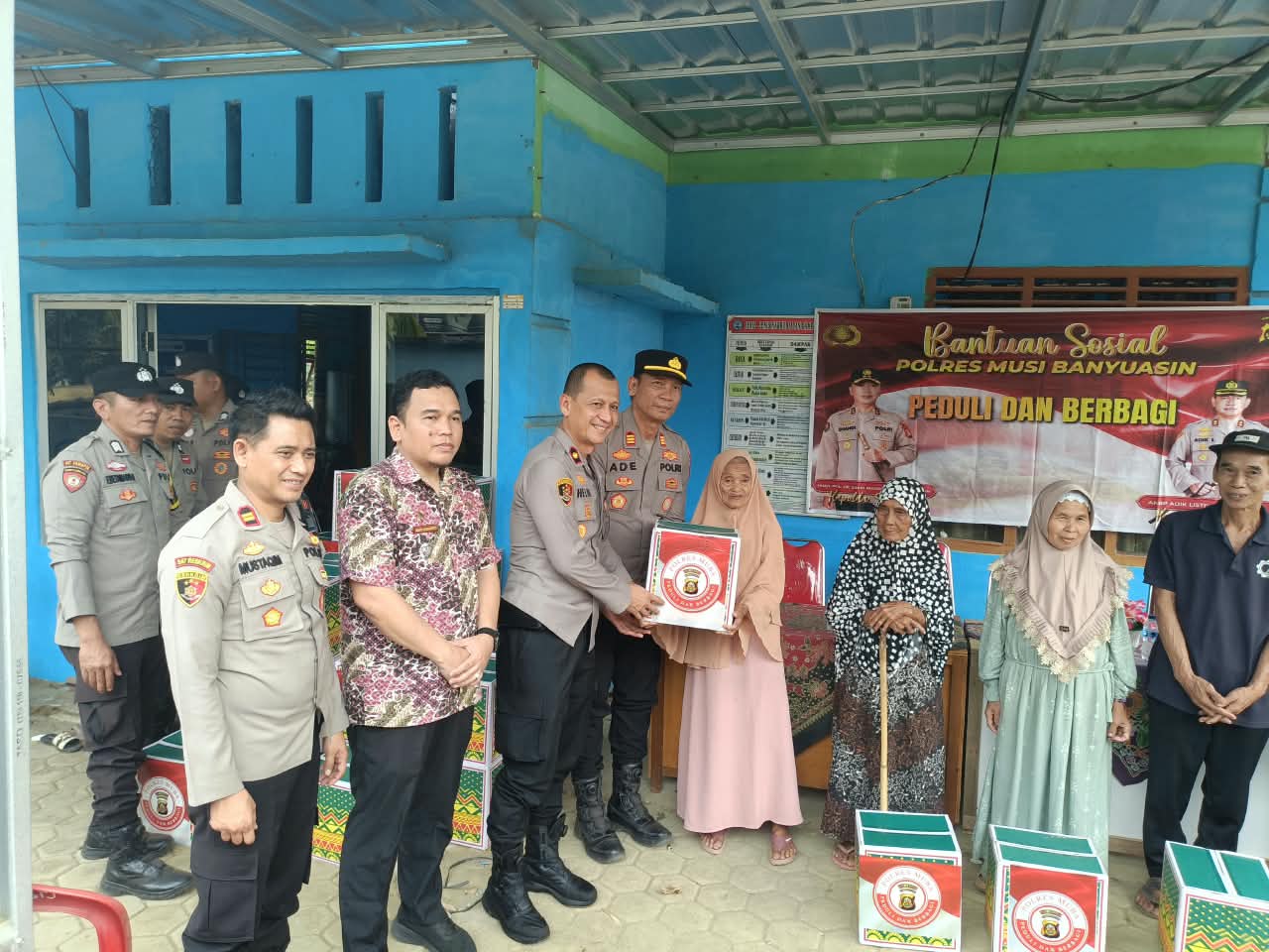 Polres Muba Salurkan 50 Paket Sembako untuk Warga Kurang Mampu di Jirak Jaya