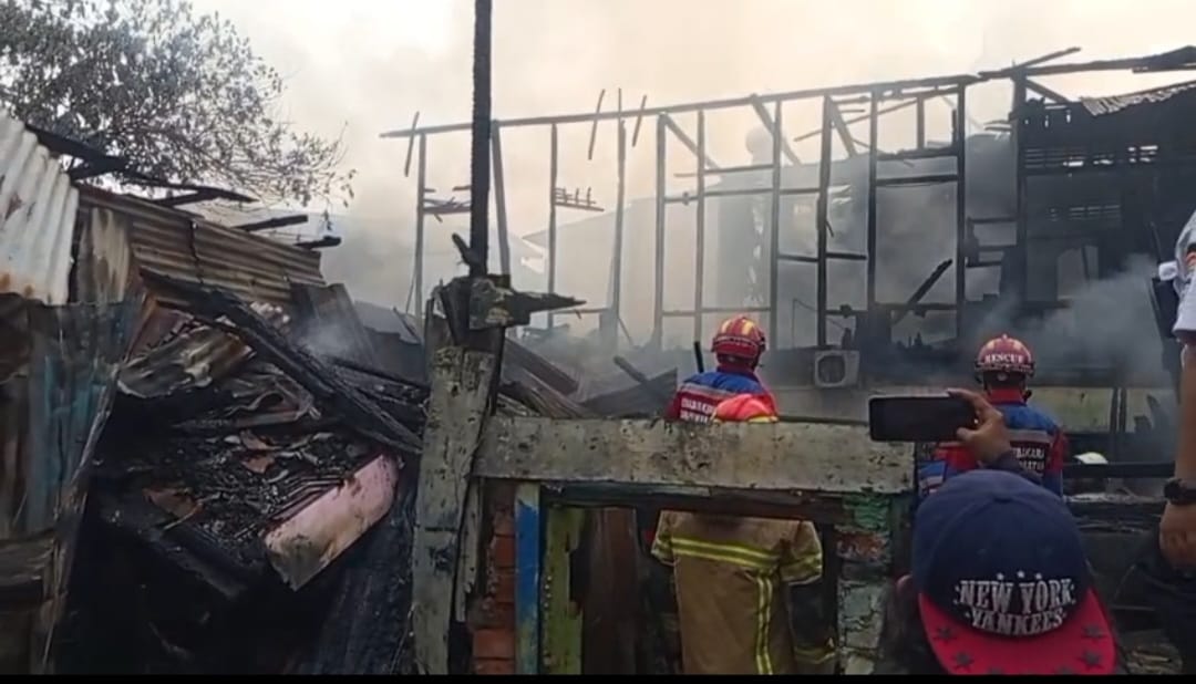 Dua Rumah Panggung di Pasar 26 Ilir Ludes