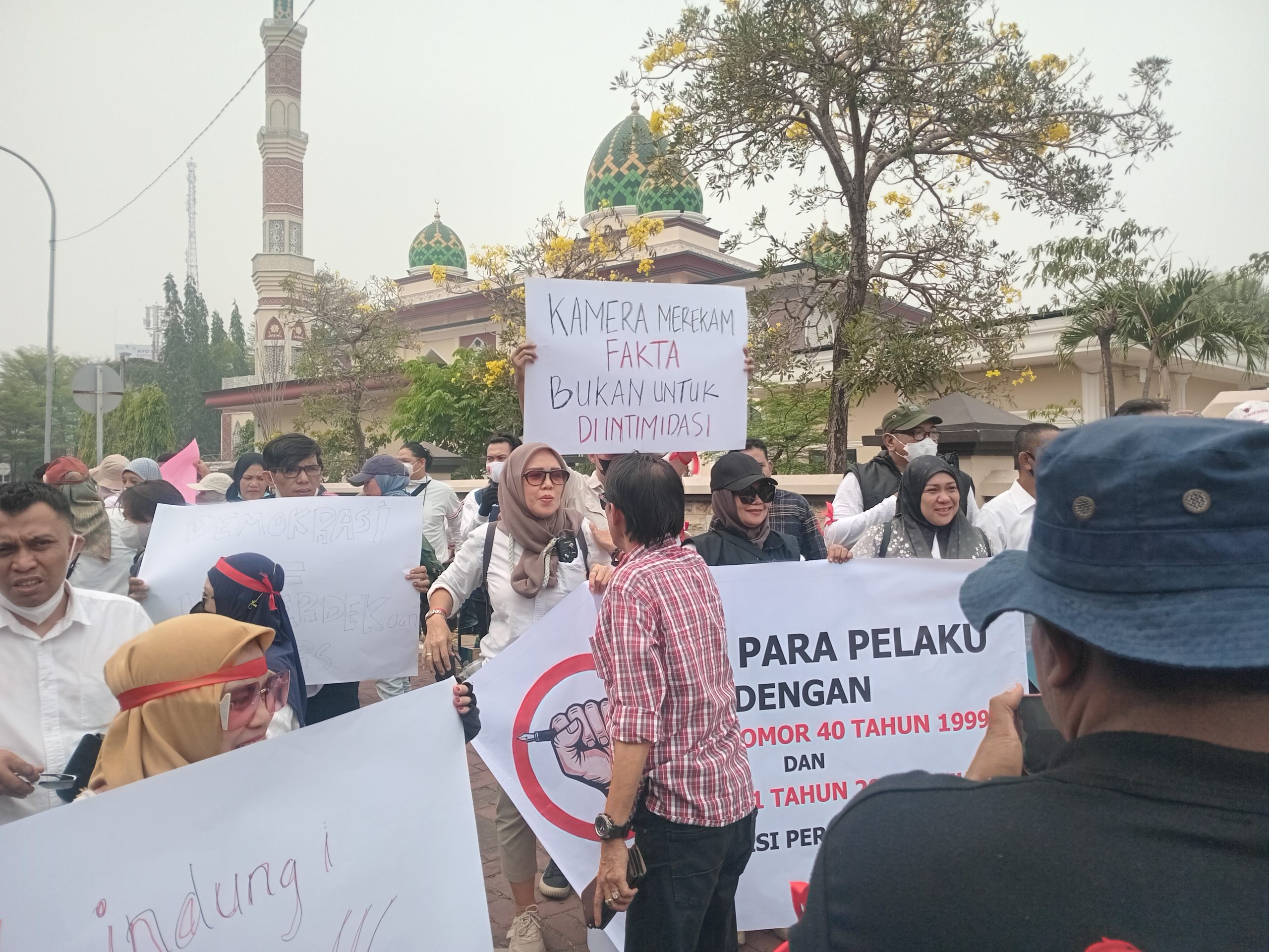 Koalisi Pers Sumsel Geruduk Polda, Desak Pelaku Pengeroyokan Wartawan Ditangkap