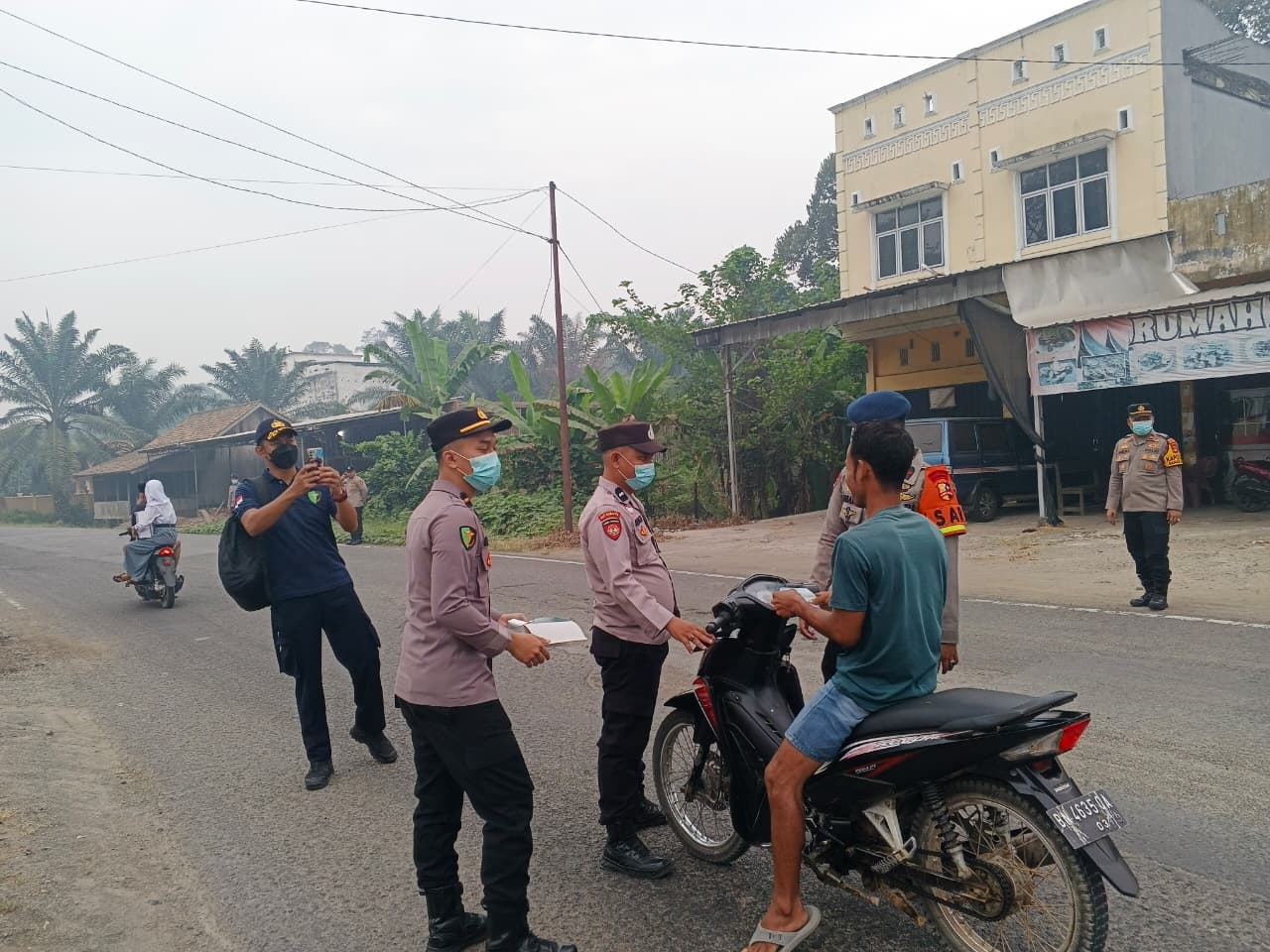 Antisipasi Dampak Asap Karhutla, Polsek Sanga Desa Bagikan Masker kepada Warga