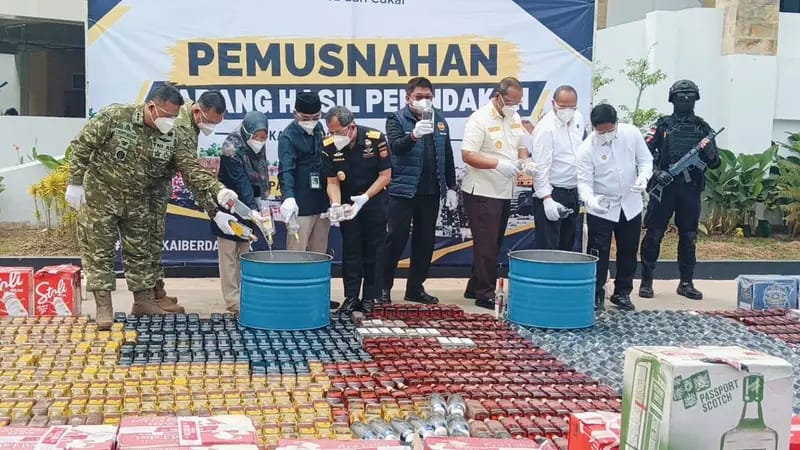 22,4 Juta Batang Rokok Ilegal dan Ribuan Botol Miras Dimusnahkan di Palembang