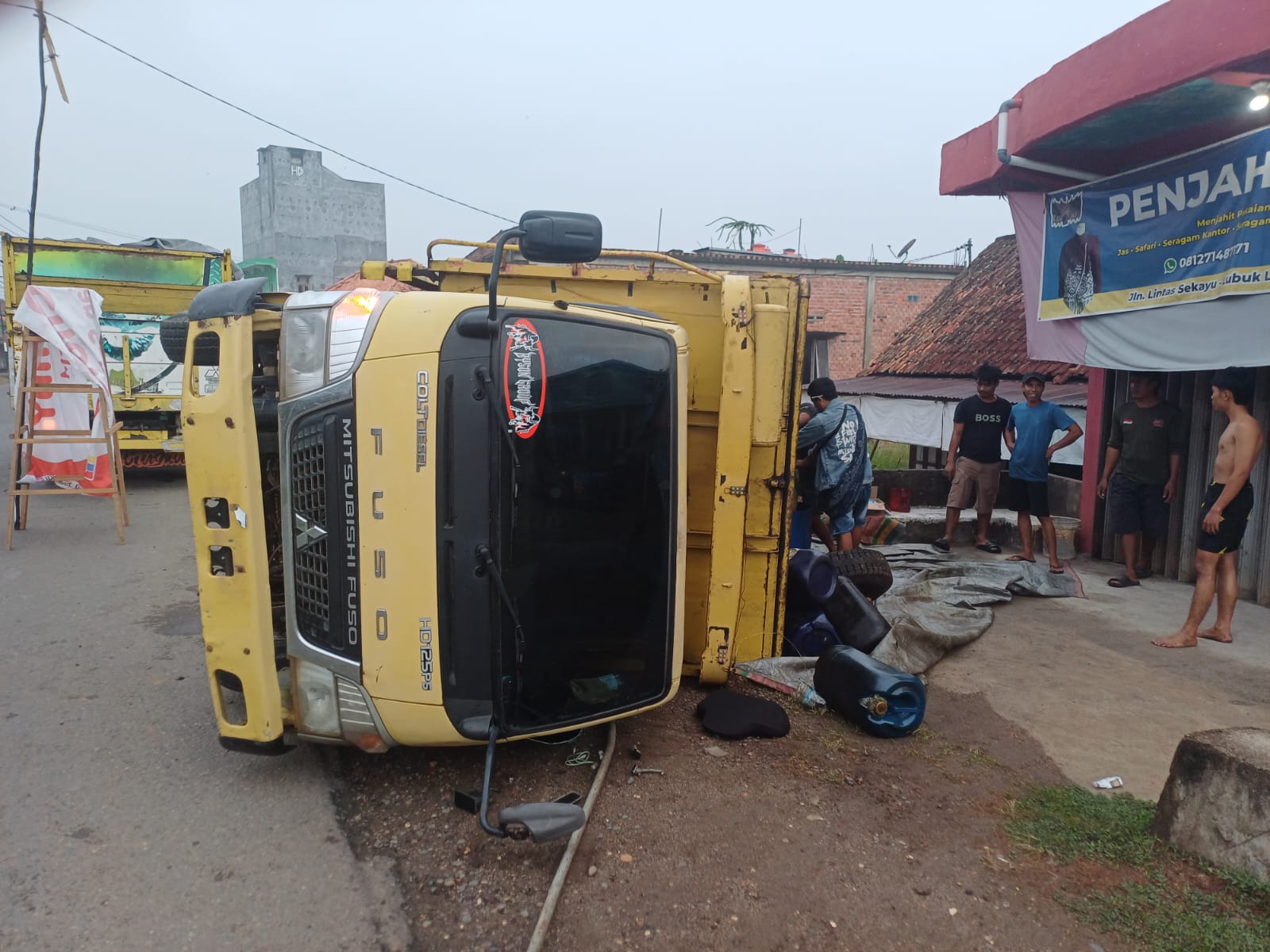 Truk Tanpa Nopol Terbalik di Jalinteng Muba, Diduga Muatan Minyak Tumpah ke Halaman Warga