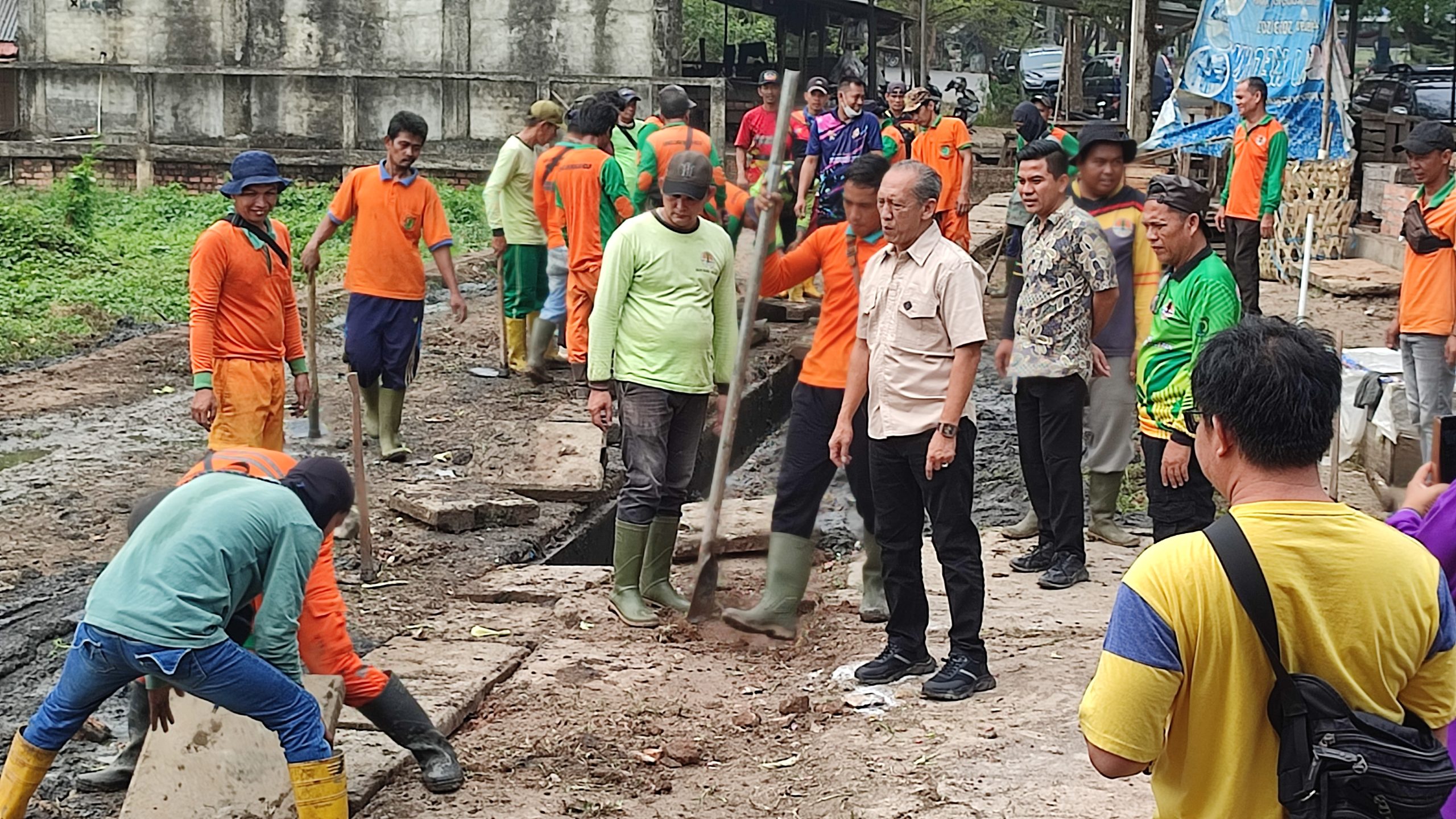 Sampah hingga Saluran Air Jadi Sasaran, DLH Muba Gelar Aksi Bersih Pasar Randik