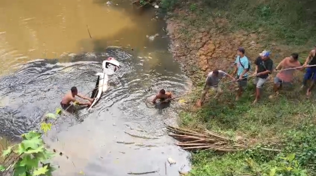 Kecelakaan Tunggal di Keluang, Mobil Putih Terjun ke Sungai Pingkut